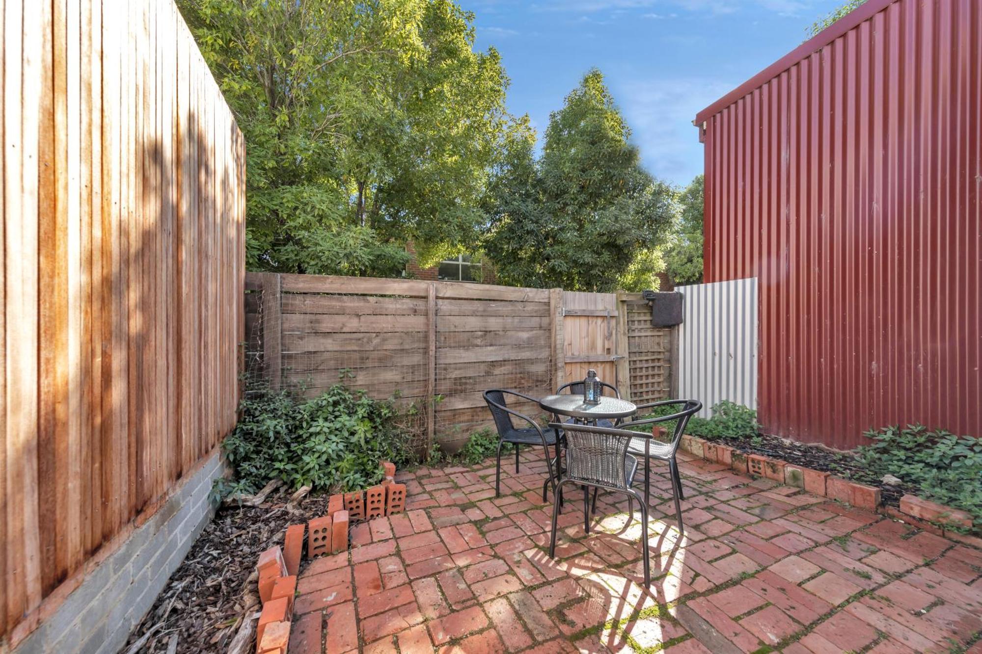 Melbourne Guest House With Parking And Courtyard — Photos 1